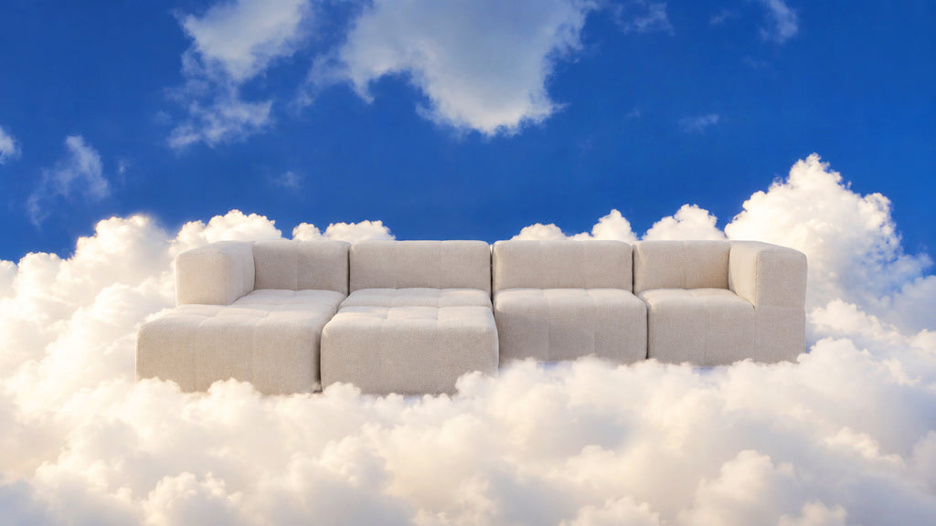 Modulares Sofa Sand im 6er-Set vor Wolkenhintergrund