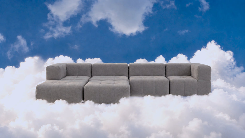 Modulares Sofa Stone Grey im 6er-Set vor Wolkenhintergrund
